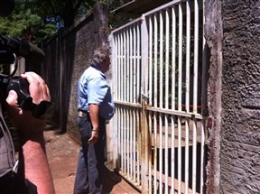 Oficial de justiça entrega ordem de reintegração de posse no colégio Brasilio Itiberê